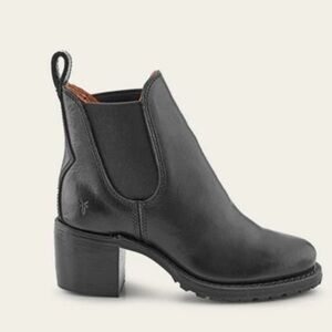 Frye Sabrina Chelsea boots Size 8 B102